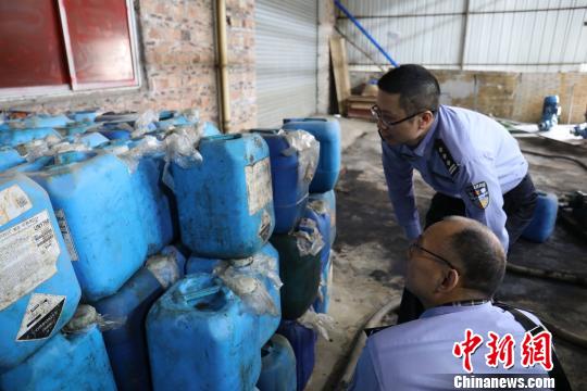 黄埔海关缉私民警查获的脱色原料 张宇航 摄