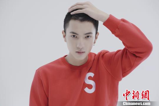 董岩磊:作为一名青年演员 必须付出加倍努力