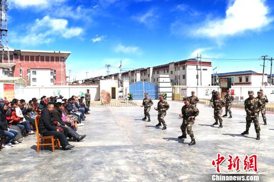武警西藏那曲支队开展“军营开放日”活动