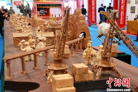 图为第3届中国(潍坊)民间艺术博览会上展出的大型大型陶艺群雕《一带一路》。 梁犇 摄