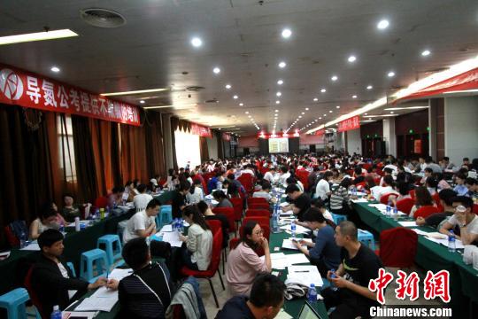 公务员考试临近,天津一家公务员培训班里“人满为患”。 张道正 摄
