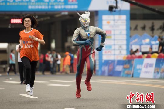 2018湘江马拉松赛鸣枪起跑 5000余名选手展开角逐