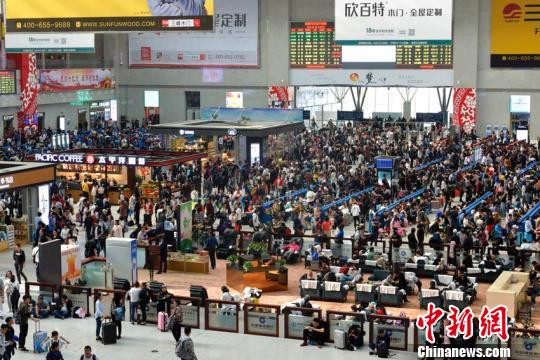 28日,长春站候车室座无虚席,场面堪比春运。 薄征 摄