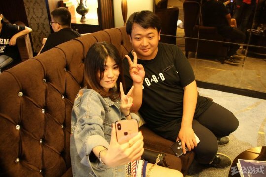 屌丝逆袭团:在斗鱼嘉年华被呆妹儿带领赢了比赛,现场当了回冯提莫和陈一发的歌迷!