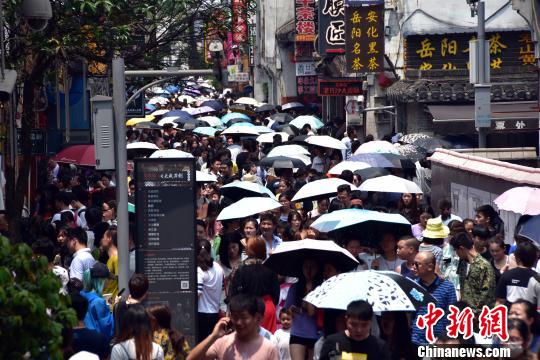 资料图:长沙太平老街人山人海。 卢文伟 摄