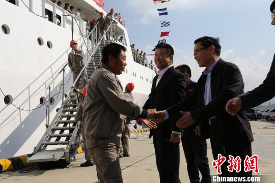 科考队员受到热烈欢迎。 胡耀杰 摄