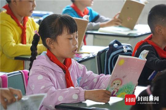 在罗汉寺出生的第一个罗汉娃唐震雯，如今是南泉小学4年级2班的学生。