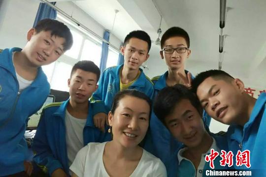 陈伟(左二)在读中学时和老师、同学合影。何武警某部交通三支队供图