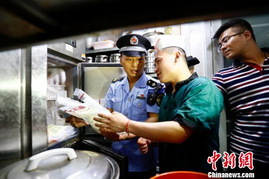 北京食药监部门实地突击检查线下店铺。 富田 摄