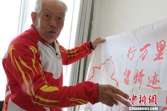 刘万立老人热情讲述骑行故事。 郝胜忠 摄