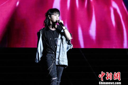 华晨宇、乐华七子齐现身 樱花女生星光夜广州