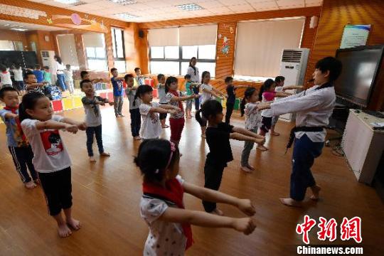 图为陈燕亭在福州中山小学授课,指导学生正确动作。 吕明 摄