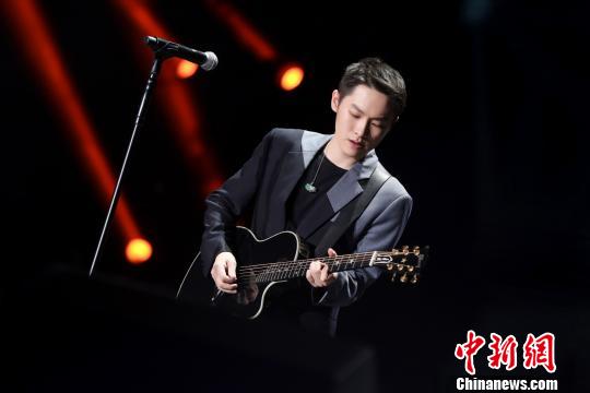 华晨宇、乐华七子齐现身 樱花女生星光夜广州