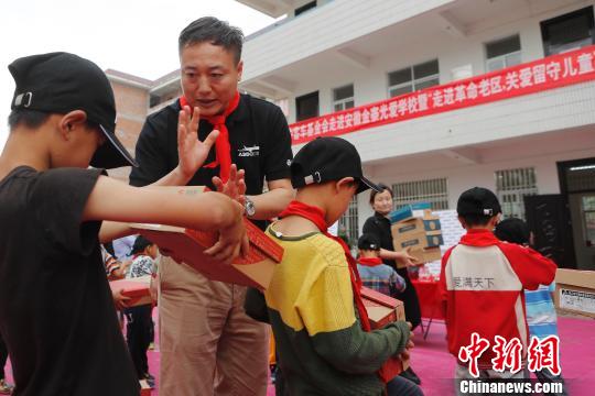 空客中国公司的志愿者为孩子们送上生活用品。 殷立勤 摄