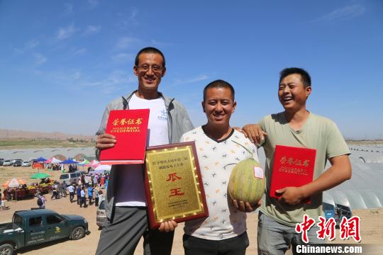 村民罗秉文获得“瓜王”称号。 胡耀荣 摄