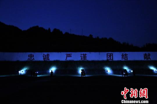 开展夜间“九孔靶”实弹射击训练训练 陈波 摄