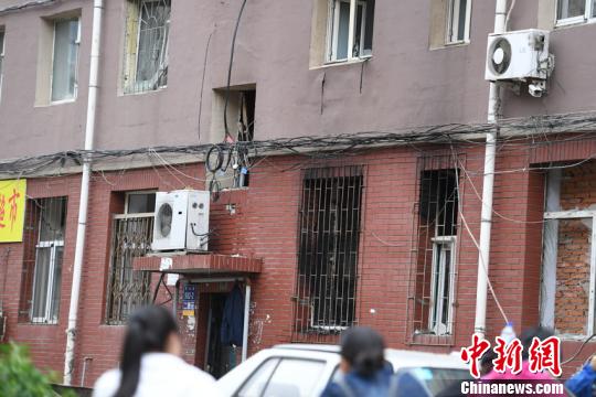 爆炸导致居民及附近部分商户受损。 张瑶 摄 长春市双阳区一居民楼发生爆炸致4人受伤