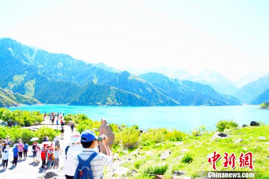 端午节假期新疆天山天池推优惠政策吸引游客