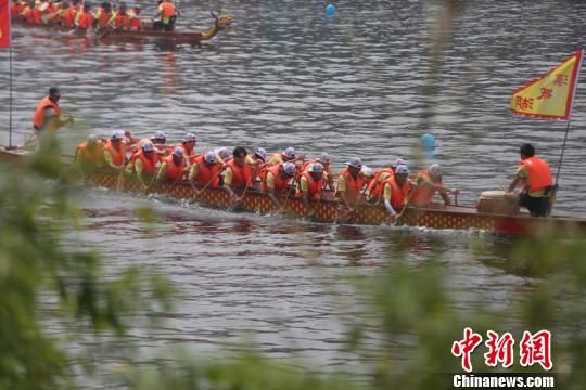圖為激烈角逐。