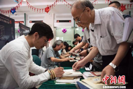 邮票设计者蒙古族青年画家李云中到达现场参与签售活动 王家满 摄 《屈原》特种邮票在屈原故里首发(图)