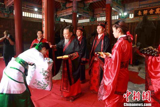 院长甄忠义为毕业生颁发学位证书。河北美术学院供图
