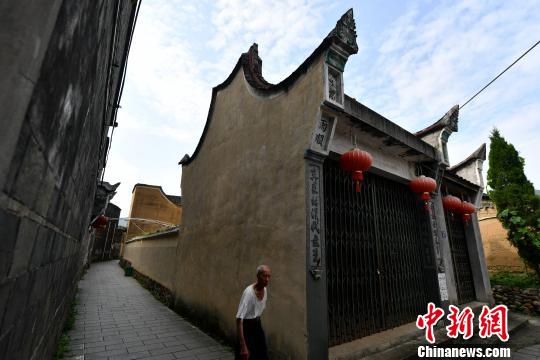 霍童传统古建筑类型有民居、祠堂、寺庙、宫观、牌坊等。其中,最有价值、保留最多的是民居建筑,这些传统民居建筑年代以清代为主,少数为明代遗构,保留着较为完整的明清风格。 吕明 摄