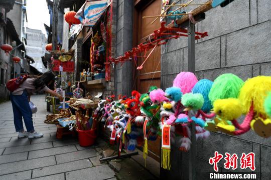 古街上的手工艺品吸引游客。 吕明 摄
