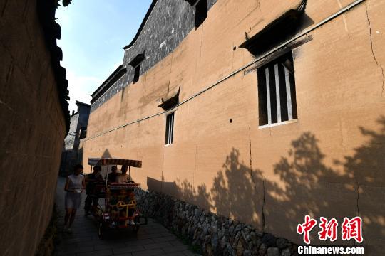游客在霍童古街游玩。 吕明 摄