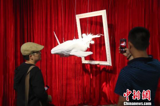 《陌生化接触:聂竞竹海报与装置艺术展》现场 盛佳鹏 摄 26部风格好戏将在第11届北京国际青年戏剧节上演