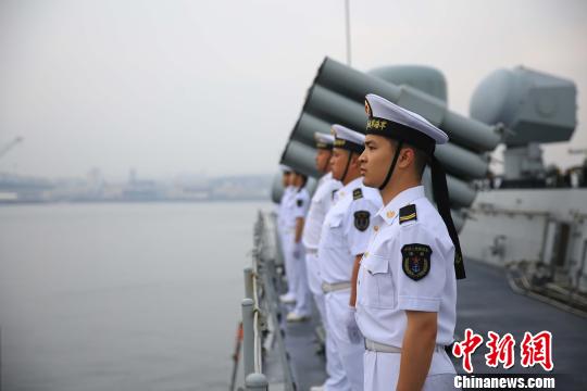 当地时间7月2日，中国海军第二十九批护航编队滨州舰抵达法国布雷斯特港，开始为期3天的技术停靠。　侯瑞 摄