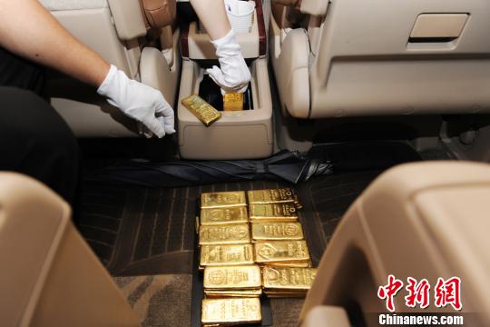 深港两地牌小车特制暗格走私44块金砖。 钟超 摄