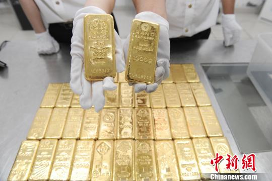 深港两地牌小车特制暗格走私44块金砖。 钟超 摄