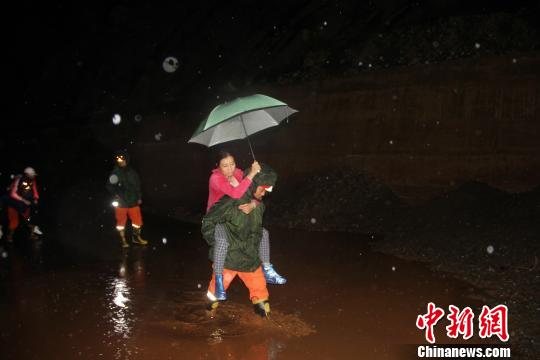 图为消防官兵转移被困人员 唐国松 摄