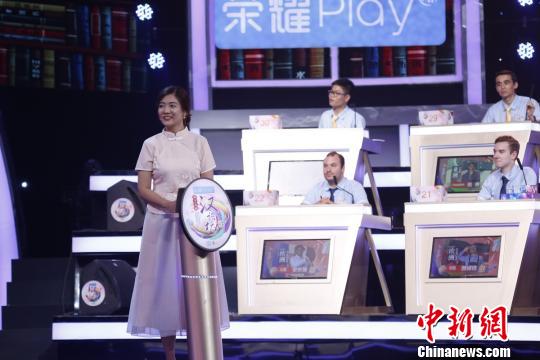 一位选手正在接受“考试”。