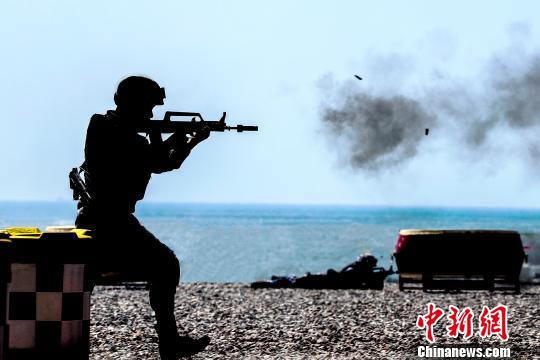 誓师动员大会结束后,参赛官兵立即奔赴训练场,进行适应性训练。 孙宏韬 摄