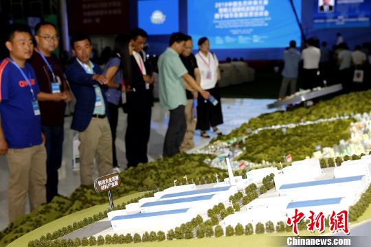 图为客商考察新材料项目。 张添福 摄