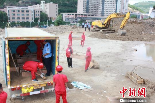 吴起县公安局销毁200余枚战争时期遗留废旧炮弹。 吴起县官方供图 摄