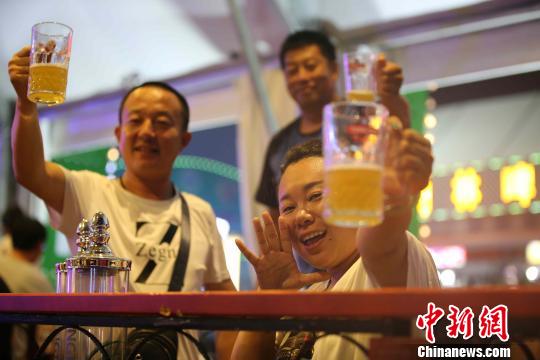 啤酒点燃夏日激情。 胡耀杰 摄