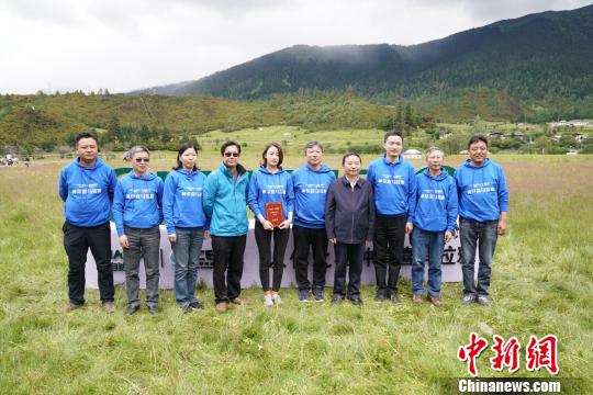 与会代表参加现场活动。 潘旭临 摄