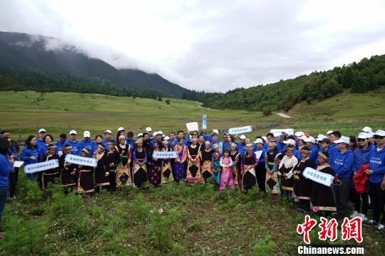 与会代表参加现场活动。 潘旭临 摄