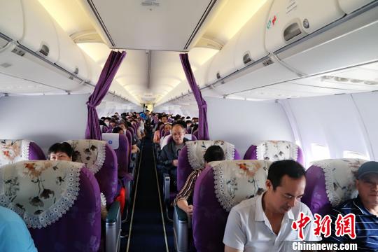 江西人“帕米尔游”援疆旅游包机。 宋靖 摄