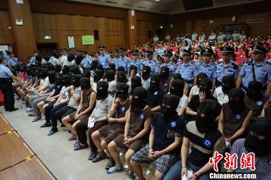 2017年8月5日，广州荔湾法院公开审理被告人刘永添等54人涉黑案审理现场。  中新网 图