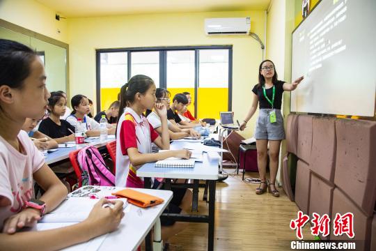 8月2日,在南宁市一家教育培训学校,学生在上数学课。 陈冠言 摄