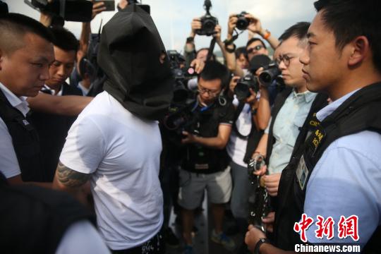 廣東警方向香港警方移交嫌犯 警方供圖