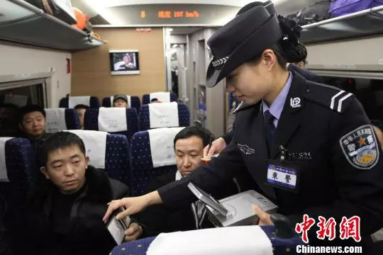  资料图：女乘警在车厢内查验乘客身份证。　刘佳　摄 （图文无关）