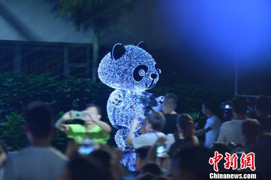“熊猫队长”亮相吸引了全场目光。 张浪 摄