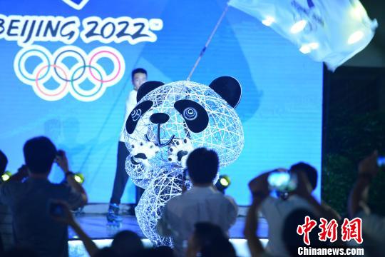 “熊猫队长”受到南充当地民众热情欢迎。 张浪 摄