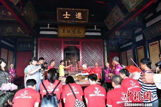 8月25日,海内外各地蔡氏后人回祖庙。 张丽君 摄