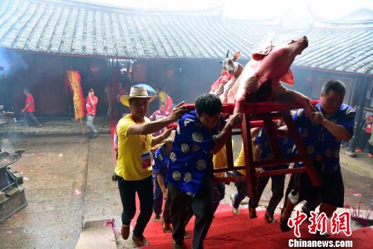 8月25日,祭祖大典队伍抬着祭品回到祖庙。 张丽君 摄