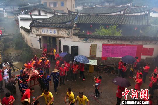 8月25日,祭祖大典从“桂峰蔡氏宗祠”出发,队伍浩浩荡荡过大桥,经引凤亭、彩门、小桥、后回到祖庙。一路鸣炮奏乐,抬着祭品而过。 张丽君 摄